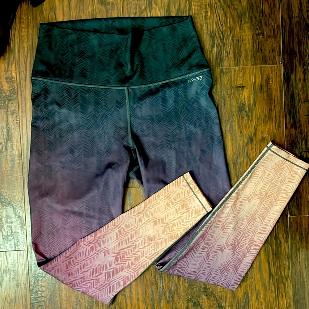 AR-33 leggings in size medium